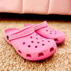 Pink crocs 💞